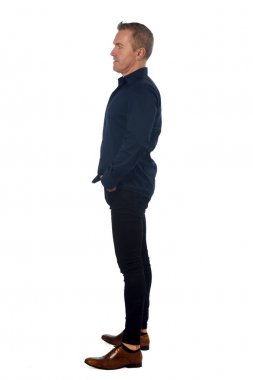 Beyaz arka planda bir adamın portresi