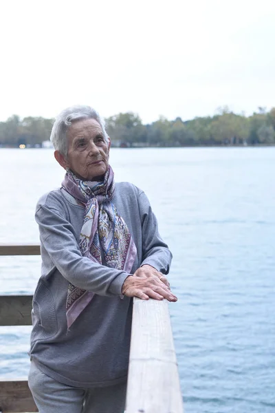 Portret Van Een Senior Vrouw Aan Buitenkant — Stockfoto