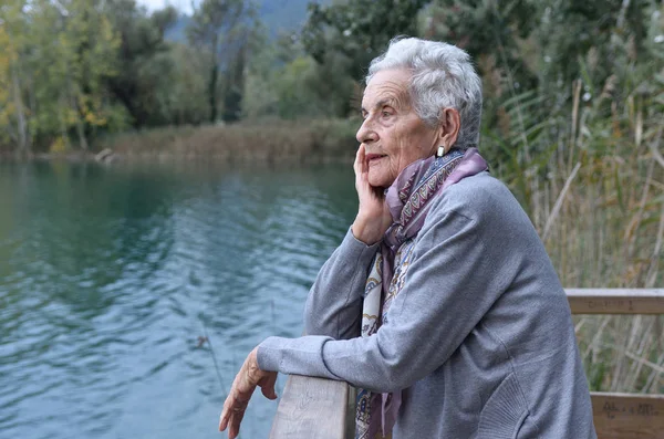 Retrato de uma mulher idosa no exterior — Fotografia de Stock