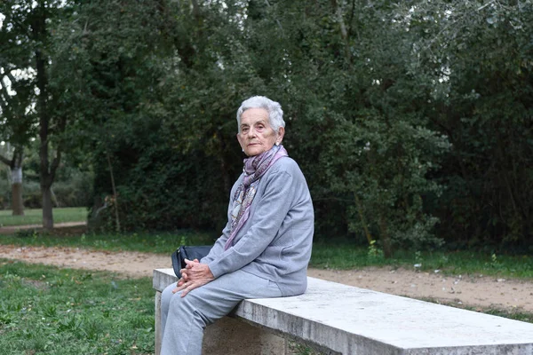 Mulher Sênior Sentado Sozinho Banco Parque — Fotografia de Stock