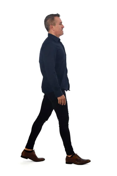 Retrato Hombre Caminando Sobre Blanco — Foto de Stock