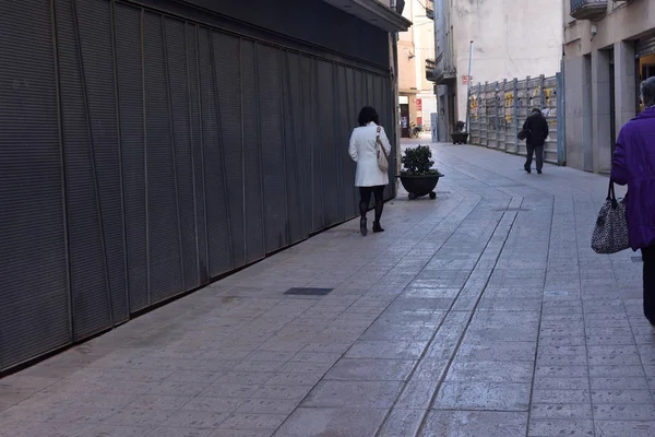 Mujer Caminando Junto Una Pared Textura Hierro — Foto de Stock