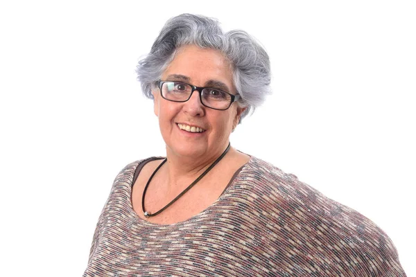 Porträtt av en äldre kvinna på vit bakgrund — Stockfoto