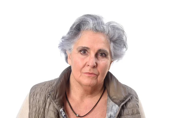 Ritratto di una donna anziana su sfondo bianco — Foto Stock