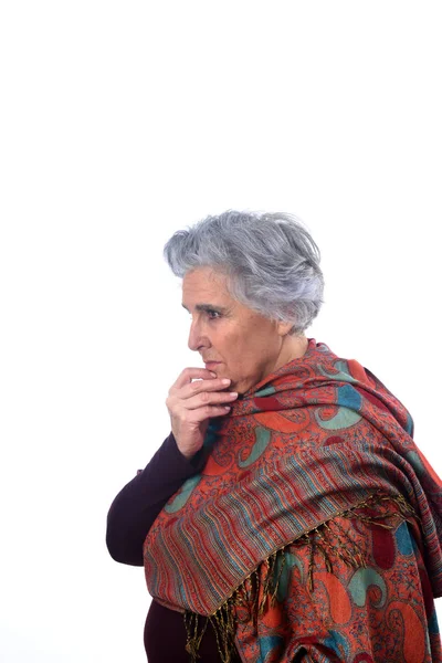 Портрет пожилой женщины, думающей — стоковое фото