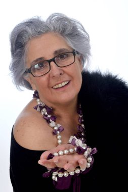 bir seksi yaşlı bir kadınla beyaz arka plan üzerinde poz verdi.