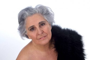 bir seksi yaşlı bir kadınla beyaz arka plan üzerinde poz verdi.