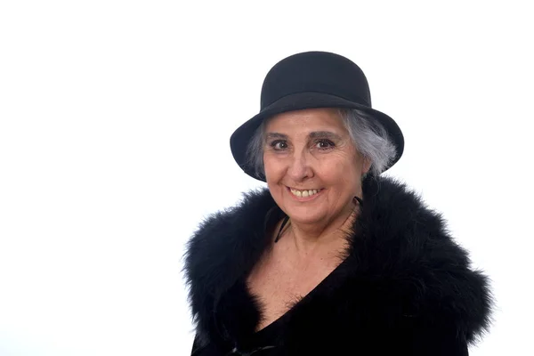 Anziana con cappello su sfondo bianco — Foto Stock
