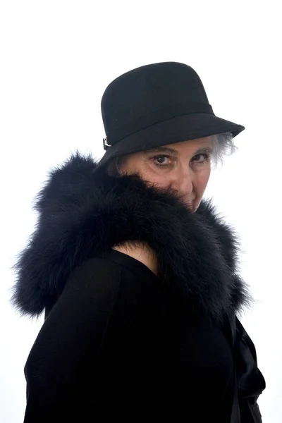 Mulher sênior com chapéu no fundo branco — Fotografia de Stock