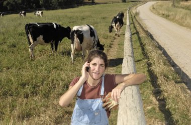 bir çiftçi onu inek alanında ile portresi