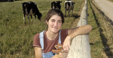 bir çiftçi onu inek alanında ile portresi