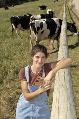 bir çiftçi onu inek alanında ile portresi