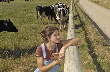 bir çiftçi onu inek alanında ile portresi