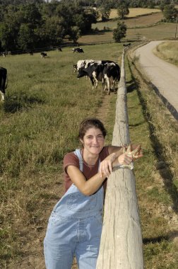 bir çiftçi onu inek alanında ile portresi