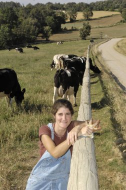 bir çiftçi onu inek alanında ile portresi