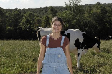 bir kadın çiftçi ile bazı inekler portresi