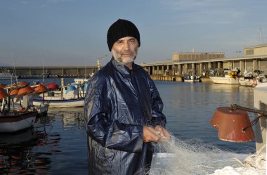 balıkçı limanı çalışan balıkçı