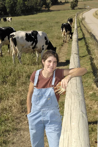 农夫的画像与她的母牛在领域 — 图库照片