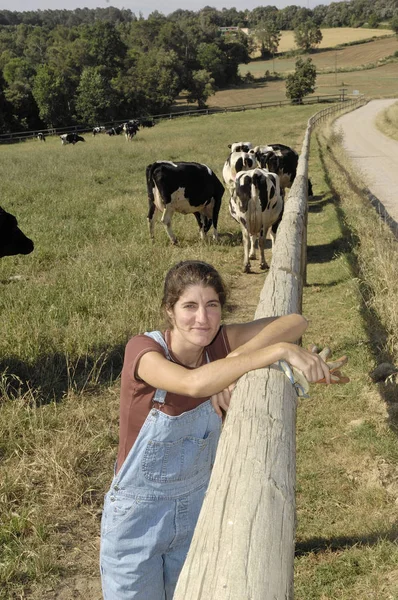 Portrait d'une fermière avec ses vaches dans le champ — Photo