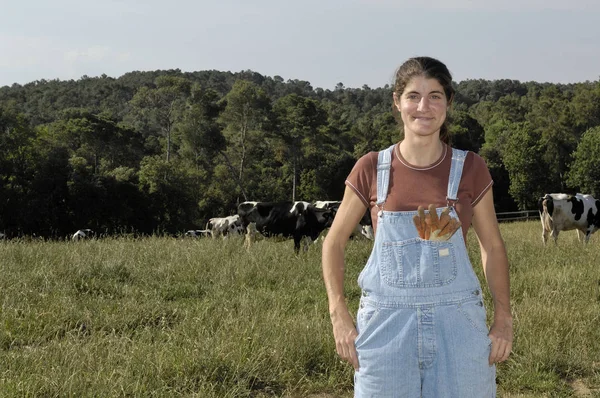 Retrato de una mujer agricultora con algunas vacas — Foto de Stock