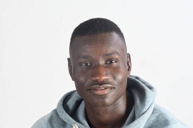 Beyaz arka plan üzerinde Afrika adam portresi