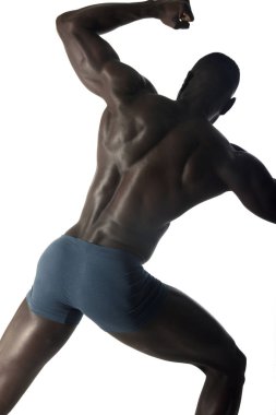 sırtında siyah atletik bir adam portresi