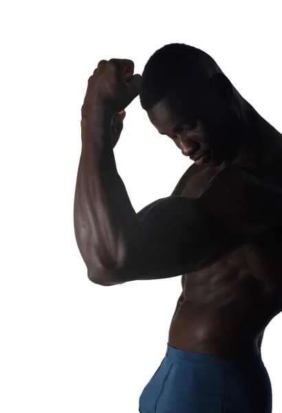 Porträtt av en muskulös man på vit bakgrund — Stockfoto