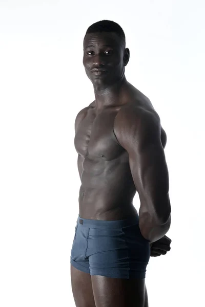 Retrato de un hombre musculoso sobre fondo blanco — Foto de Stock