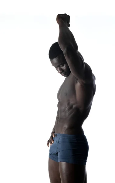 Retrato de um homem muscular no fundo branco — Fotografia de Stock