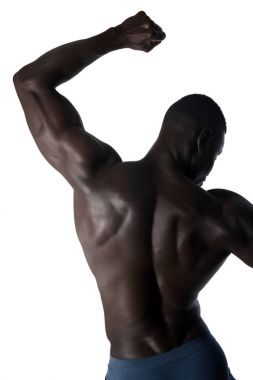 sırtında siyah atletik bir adam portresi