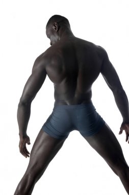 sırtında siyah atletik bir adam portresi