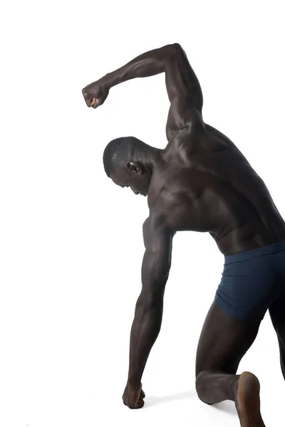Porträtt av en svart atletisk man på ryggen — Stockfoto