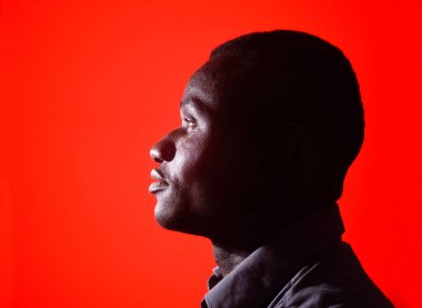 kırmızı zemin üzerine Afrika adam