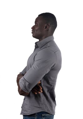 kolları olan bir Afrika genç adam portresi geçti