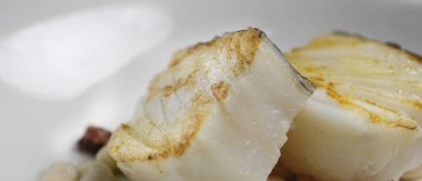 düşük ısıda pişmiş bir kızarmış morina dokusuna