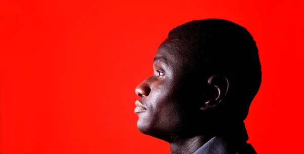 Retrato Homem Africano Sobre Fundo Vermelho — Fotografia de Stock