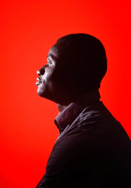 Retrato de um homem africano sobre fundo vermelho — Fotografia de Stock