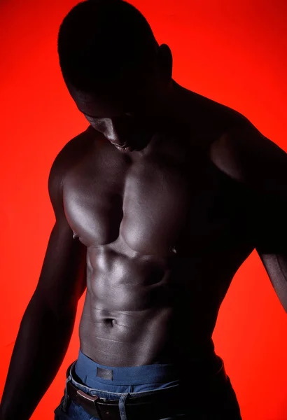 Торс африканського чоловіка на червоному тлі — стокове фото