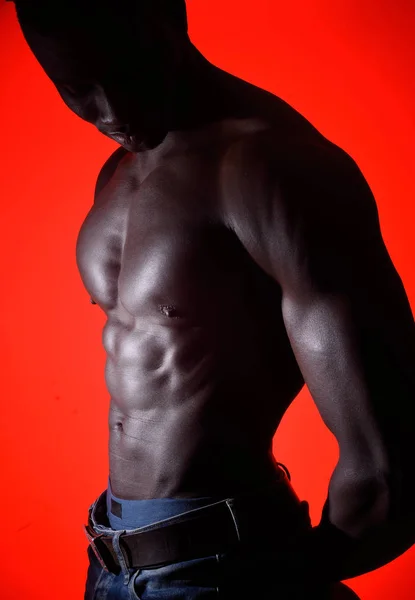 Torso de un hombre africano sobre fondo rojo — Foto de Stock