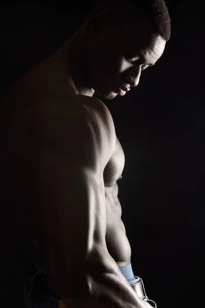 Retrato de un hombre desnudo sobre negro — Foto de Stock