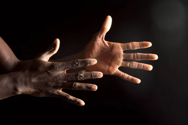 Manos de un hombre africano sobre blanco —  Fotos de Stock