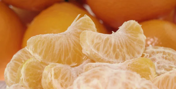 Цілі апельсинові фрукти і очищені сегменти — стокове фото