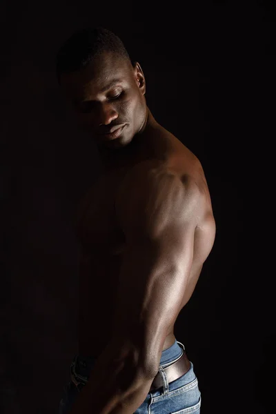 Portrait d'un homme africain sur noir — Photo