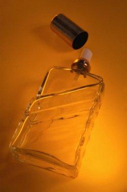 frangrance şişe sarı arka plan