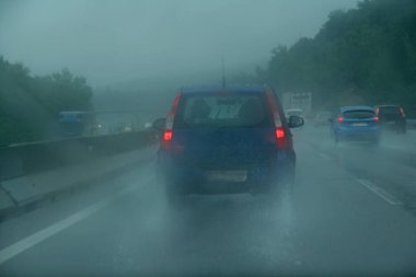 highwa fırtınalı bir günde