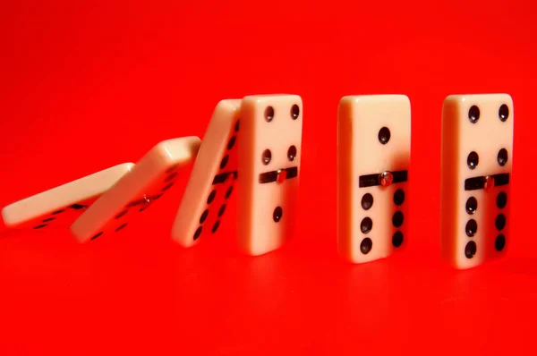 红色背景上的 domino — 图库照片
