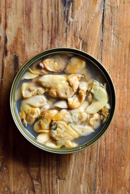 bir tablo üzerinde istiridye konservesi