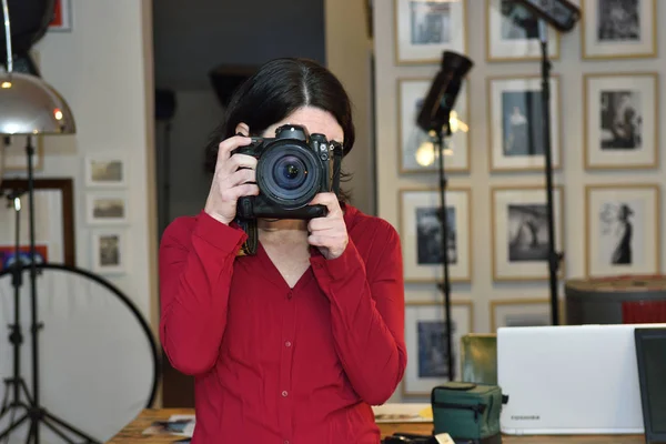 Женщина, работающая в фотостудии — стоковое фото