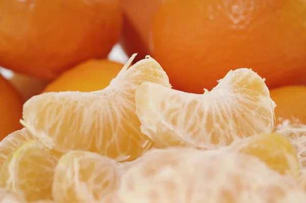 Цілі апельсинові фрукти і очищені сегменти — стокове фото