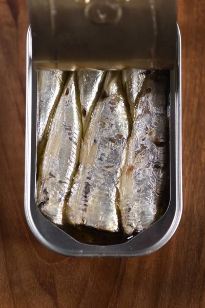 Sardinas enlatadas sobre mesa de madera — Foto de Stock